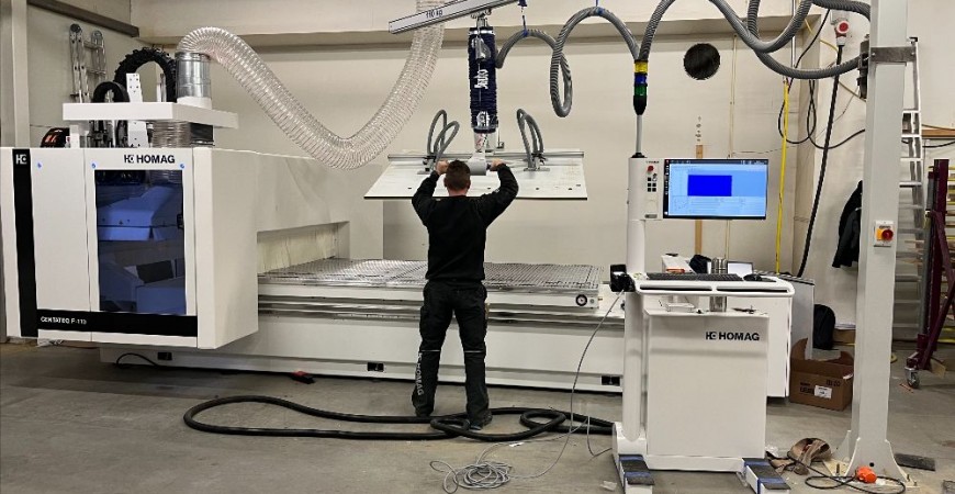 Ny HOMAG CENTETEQ P-110 5-akset CNC med rasterbord levert Vågane Viste AS